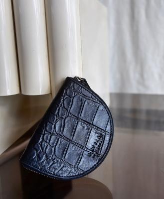 čierna kožená peňaženka na mince s krokodílim vzorom