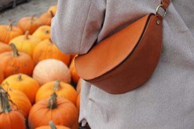 Hnedá kožená kabelka v tvare polmesiaca, melonová kabelka